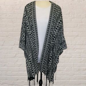 Avenue Black & White Geometric Print Kimono Cardigan with fringe hem Size 22/24